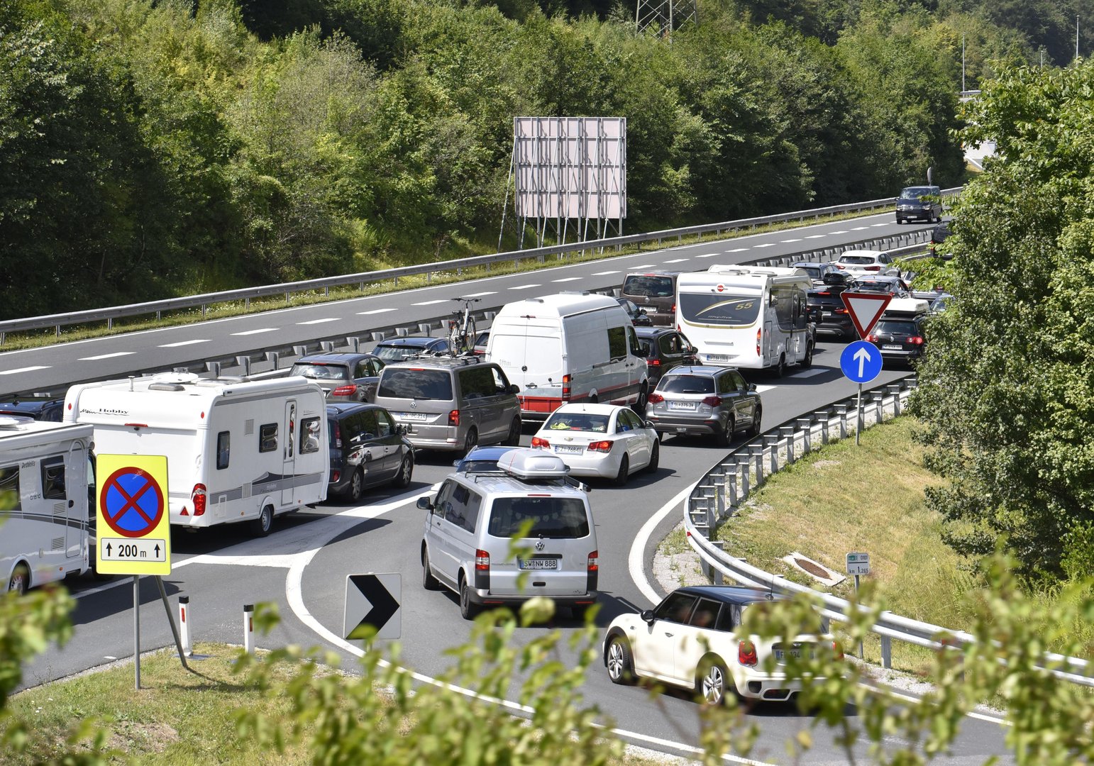 Zaradi Ivali Oviran Promet Na Ljubljanski Severni Obvoznici Na