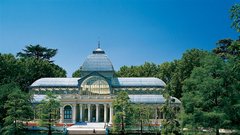 Parque del Retiro - V zeleno oazo sredi mesta lahko vstopite skozi troje vrat: na trgu Plaza de la Independencia, iz ulice Calle de Alcalá ali iz ulice Calle de O‘Donnell.