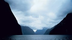 Večji del leta skrivnosten in temačen fjord Milford Sound.