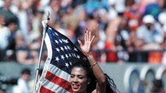 Florence Griffith Joyner, umrla stara 38 let, domnevno zaradi posledic uživanja nikoli ji dokazane rabe anaboličnih steroidov