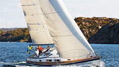 Hallberg-Rassy 372 s klasično postavitvijo kokpita je bila najbolj občudovana jadrnica na krstni predstavitvi v Düsseldorfu. www.hallberg-rassy.com