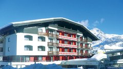 Hotel Sonnenalpe je bil ob našem obisku že lepo pokrit s snegom.