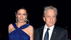 Michael Douglas s svojo ženo Catherin ­Zeto-Jones, 25 let mlajšo igralko, 
ki ga je rešila iz alkoholne omame.