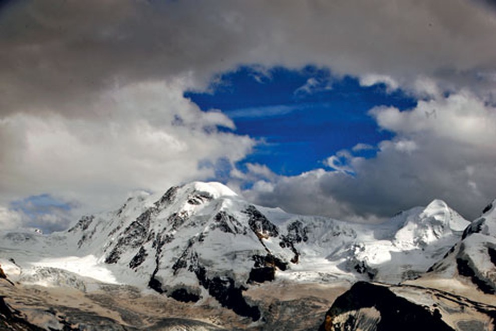 Ledenik Grenzgletscher se spušča z masiva Monte Rosa.