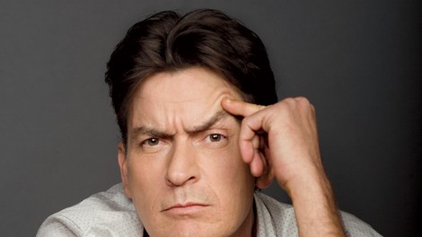 Charlie Sheen: Na terapijah za obvladovanje jeze sem predelal nekaj koristnega sranja