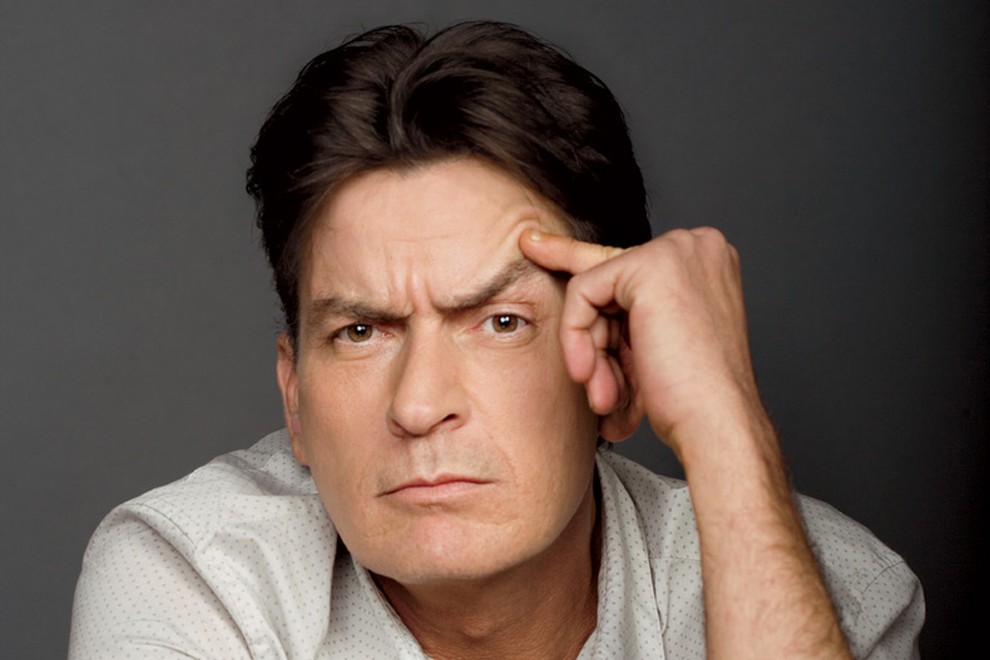 Charlie Sheen: Na terapijah za obvladovanje jeze sem predelal nekaj koristnega sranja