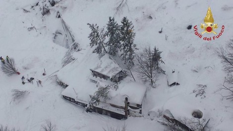 Italija: V zasutem hotelu našli 8 preživelih, ki jih bodo s helikopterjem prepeljali v bolnišnico!