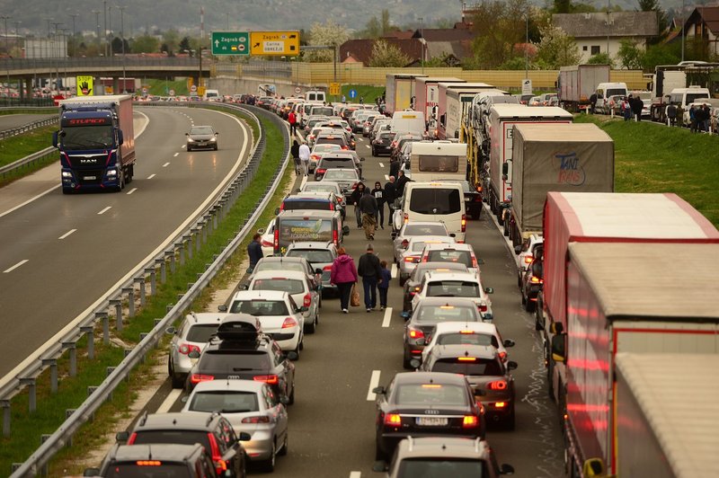 Hrvaška začasno prekinja poostrene nadzore vseh potnikov na meji s Slovenijo in Madžarsko (foto: profimedia)