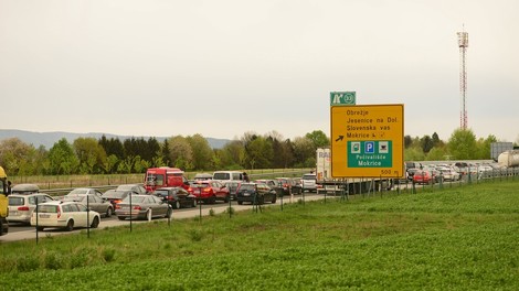 Na mejnih prehodih povečan promet, največja gneča na Obrežju