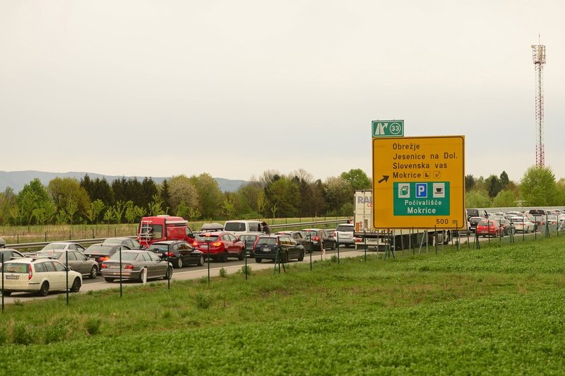 Na mejnih prehodih povečan promet, največja gneča na Obrežju (foto: profimedia)