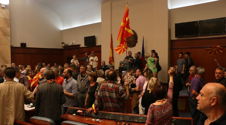 V četrtkovih protestih v Makedoniji poškodovani vsaj 102 osebi (foto: profimedia)