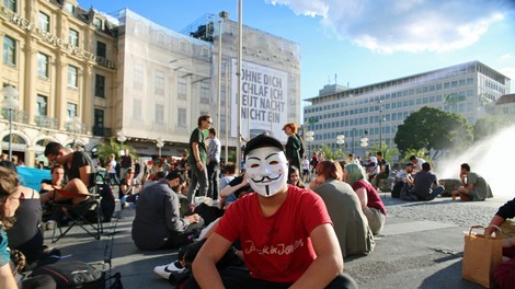 Policija z vodnim topom nad protestnike proti vrhu G20