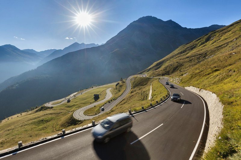 V Avstriji potnik preprečil padec avtobusa v prepad (foto: profimedia)