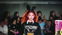 Zajčica na modnih brveh nosi Moschino