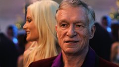 Hef se je leta 2005 s svojo takratno triperesno blond deteljico deklet – Kendro, Bridget in Holly – pojavil v epizodi HBO serije Entourage. Podobno kot v seriji Seks v mestu so se tu fantje udeležili zabave v Playboyevem dvorcu, a so Dramo (Pauly Shore) morali pospremiti do izhoda.