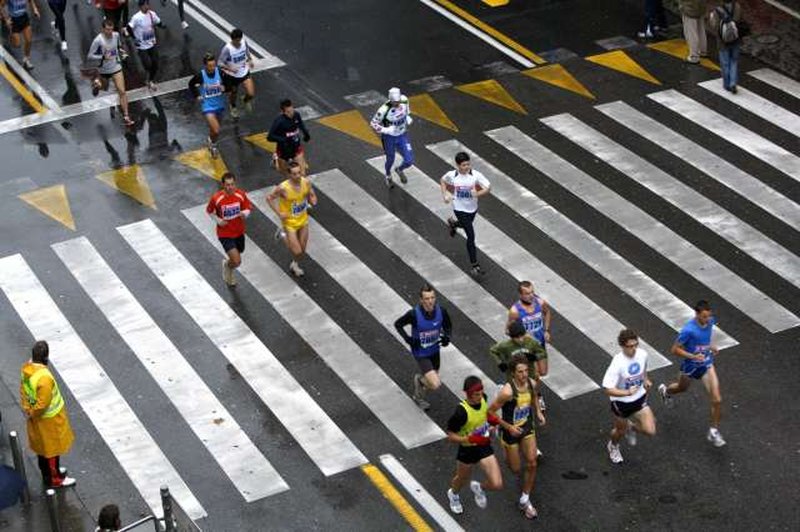 Prehodi preko trase in dostop do UKC v času ljubljanskega maratona (foto: Stanko Gruden/STA)