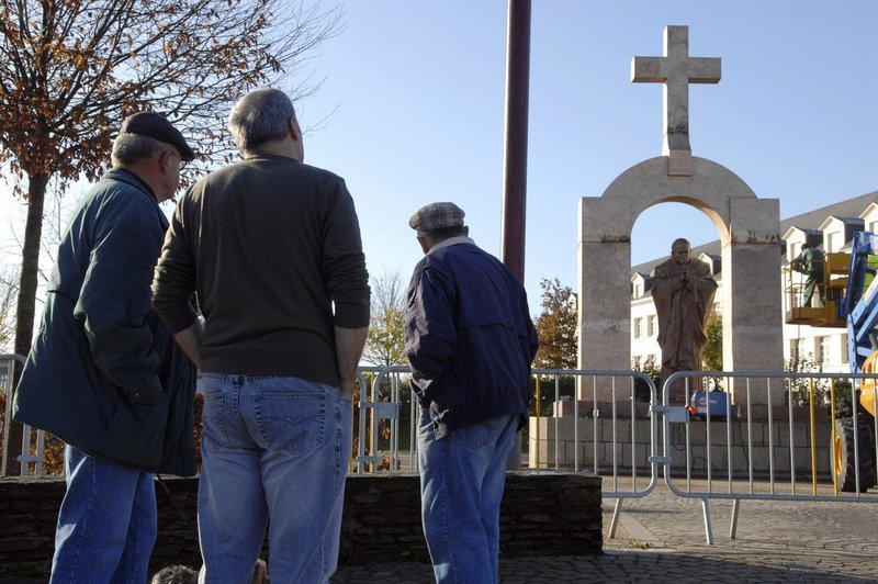 V Franciji sodišče naložilo odstranitev križa nad kipom papeža Janeza Pavla II. (foto: profimedia)