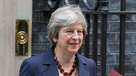 Theresa May odločno nad politike in poslance, ki so spolno nadlegovali uslužbence!