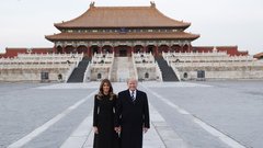 Trump poln hvale na račun kitajskega predsednika Xija, Melania pa je božala pande!