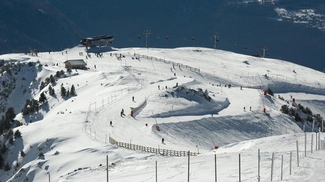 V francoskih Alpah v gondolah obtičalo 150 smučarjev