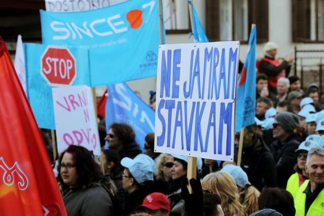 Jakob Počivavšek: "Danes stavka okoli 30.000 javnih uslužbencev!" (foto: Daniel Novakovič, Bor Slana/STA)