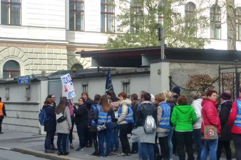 Učitelji in vzgojitelji na protestnih shodih po Sloveniji! (foto: STA)