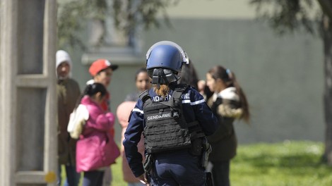 Četrta žrtev terorista postal francoski policist, ki je prevzel mesto talca!