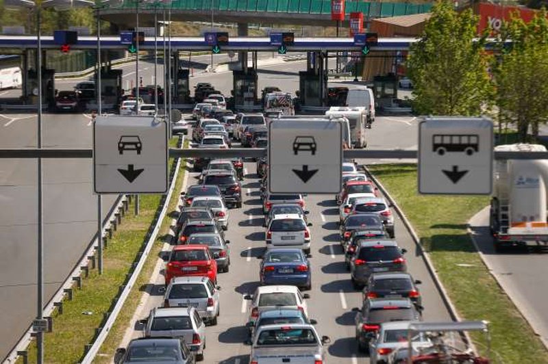 Pozor! Gneča na slovenskih cestah narašča, kje so večkilometrski zastoji? (foto: STA)