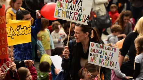 V središču Ljubljane so se zbrali protestniki, ki nasprotujejo cepljenju!