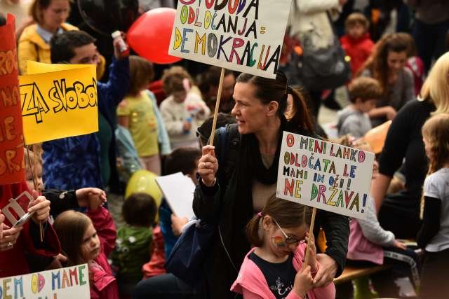 V središču Ljubljane so se zbrali protestniki, ki nasprotujejo cepljenju! (foto: Tamino Petelinšek/STA)