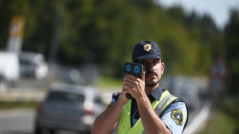 Pred policisti pijan povzročil prometno nesrečo, nato še pobegnil