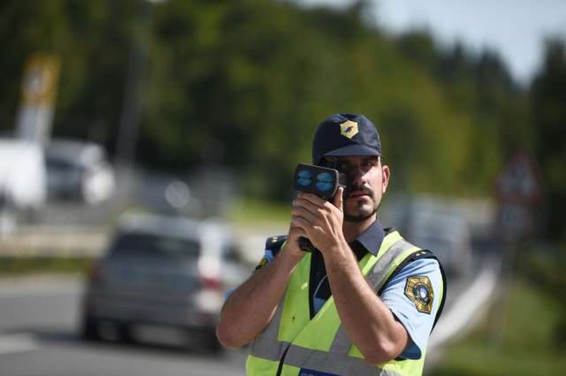 Policisti najavljajo meritve hitrosti na kar 617 lokacijah po Sloveniji (foto: STA, Tamino Petelinšek)