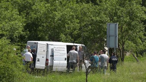 Na Hrvaškem policija s streli zaustavila kombi z migranti in ranila dva otroka