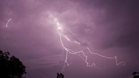 Nevihtno vreme še povzroča nevšečnosti, a danes še brez večjih posledic