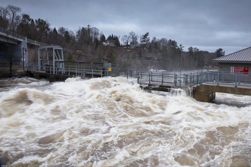 Črnomaljski in viniški gasilci reševali iz Kolpe (foto: profimedia)