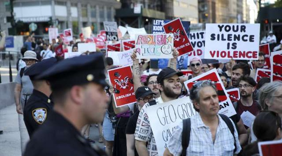 Američani množično na ulične proteste proti priseljenski politiki (foto: STA)