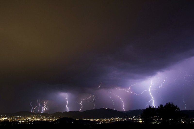 Za hrvaško Istro je burna noč : neurje in strele najbolj opustošile Umag in Rovinj (foto: profimedia)