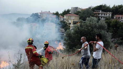 Požari v okolici Aten posledica pretrgane električne napeljave