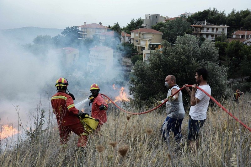 Požari v okolici Aten posledica pretrgane električne napeljave (foto: Profimedia)