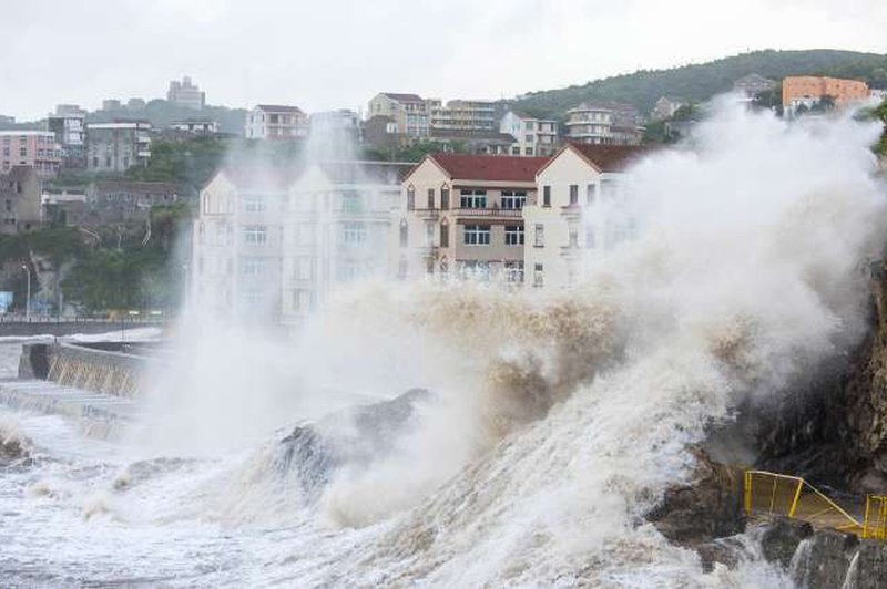 Japonci si še niso opomogli po uničujočih poplavah pa jih je že udaril  tajfun Jongdari (foto: STA)