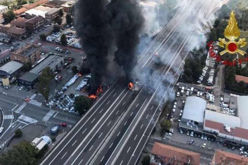 Zaradi hude nesreče je promet v Bologni ohromljen, ob eksploziji se je zrušil nadvoz, 2 žrtvi, 60 poškodovanih (foto: STA)