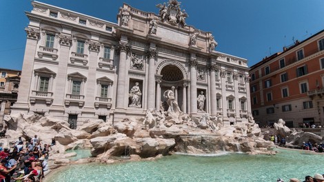 Fontana di Trevi: prepir, žaljivke in nato še pretep zaradi prostora za slikanje