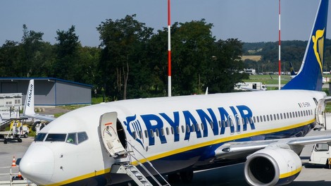 Ryanair v škripcih: današnja stavka bo oklestila promet, odpovedali naj bi več kot 400 letov