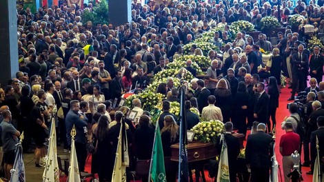 Dva sklada s pol milijarde evrov za družine žrtev in obnovo zrušenega viadukta v Genovi