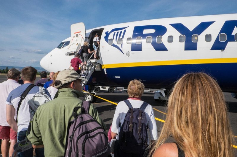 Vnovična omejitev ročne prtljage pri Ryanairu, nekaj sprememb tudi za oddane kovčke (foto: profimedia)