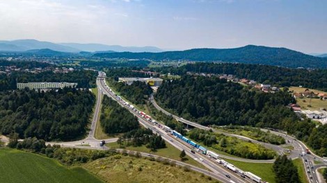 Gorenjska avtocesta je po nesreči znova odprta, a promet še vedno ni tekoč