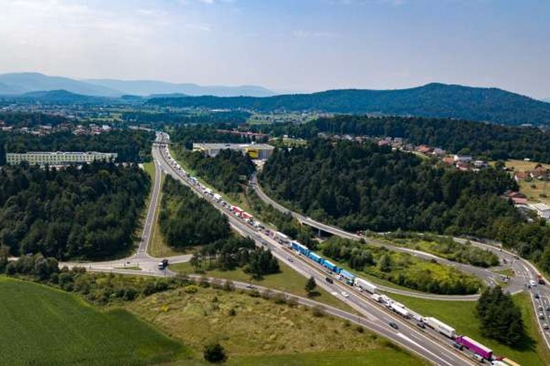 Gorenjska avtocesta je po nesreči znova odprta, a promet še vedno ni tekoč (foto: STA)