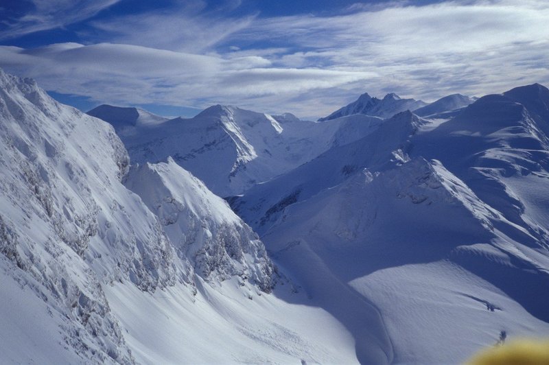 Snežni vihar razdejal bazni tabor ob vznožju nepalske gore Gurja Himal in ugasnil devet življenj (foto: profimedia)