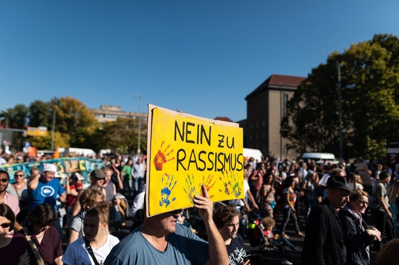 Po številnih evropskih mestih je na tisoče ljudi  protestiralo proti nacizmu in delitvi (foto: profimedia)