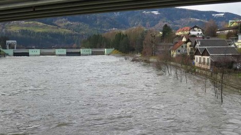 Povišana in deroča Drava bi lahko ogrozila tudi več kot 100 objektov